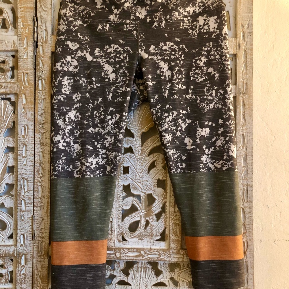 PrAna Leggings Olive Green w Toasted Amber Stripe, Cool Combo Print, Size M, EUC